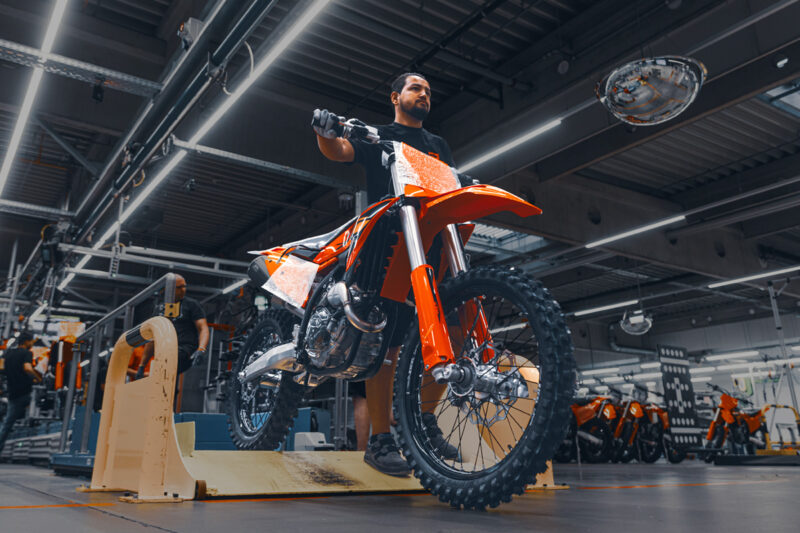 motocicleta galbena de tip off road fotografiata in sala de producie