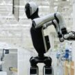 Robotul umanoid The Walker 2 își încarcă singur bateria
