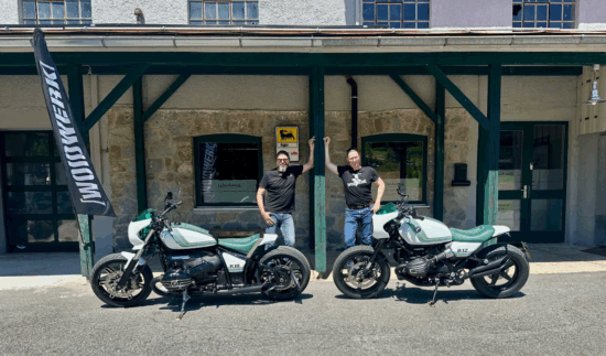 doua motociclete custom made de la bmw in fata unui hambar