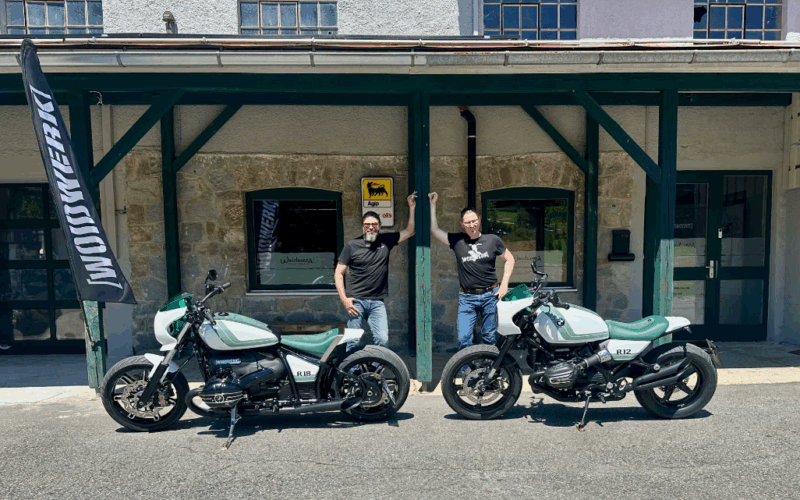 doua motociclete custom made de la bmw in fata unui hambar