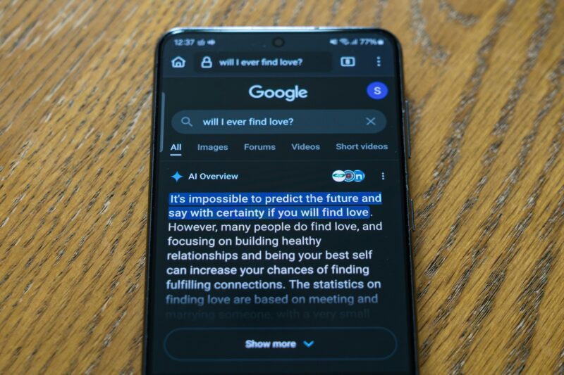 Smartphone cu Google AI Overviews