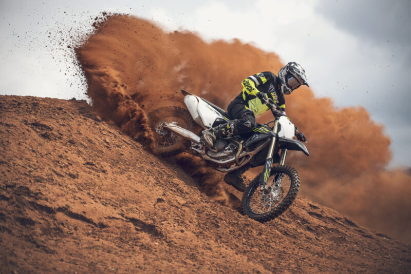 motocicleta off-road surprinsa pe teren accidentat