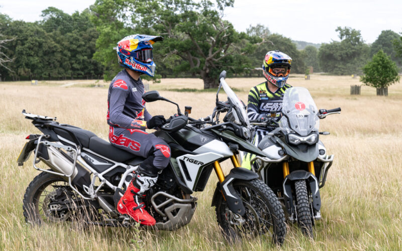 motociclete de adventure de la triumph fotografiate in mediu off-road