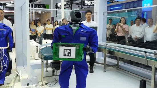 un robot industrial imbracat intr-o salopeta albastra tinand in maini o cutie verde