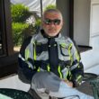 actorul Ajith Kumar in costum de motociclist