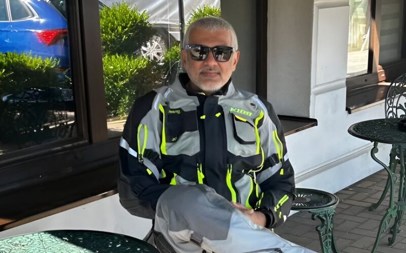 actorul Ajith Kumar in costum de motociclist