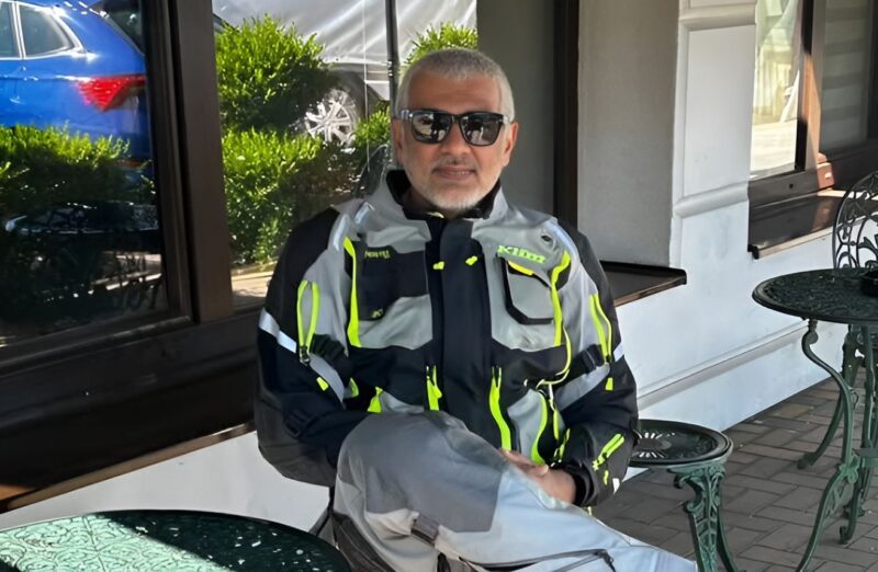 actorul Ajith Kumar in costum de motociclist