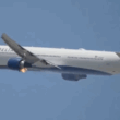 Avion Boeing 767 al companiei americane Delta Air Lines cu motorul in flacari