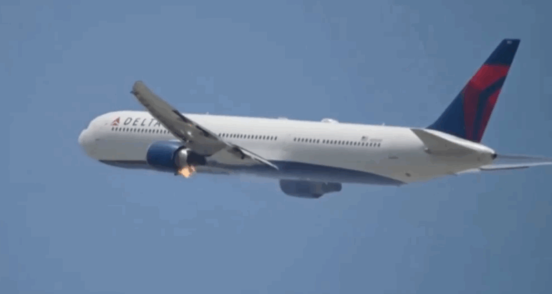 Avion Boeing 767 al companiei americane Delta Air Lines cu motorul in flacari