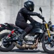 motocicleta surprinsa la test de culoare neagra in mediul urban