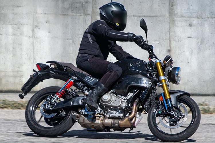 motocicleta surprinsa la test de culoare neagra in mediul urban