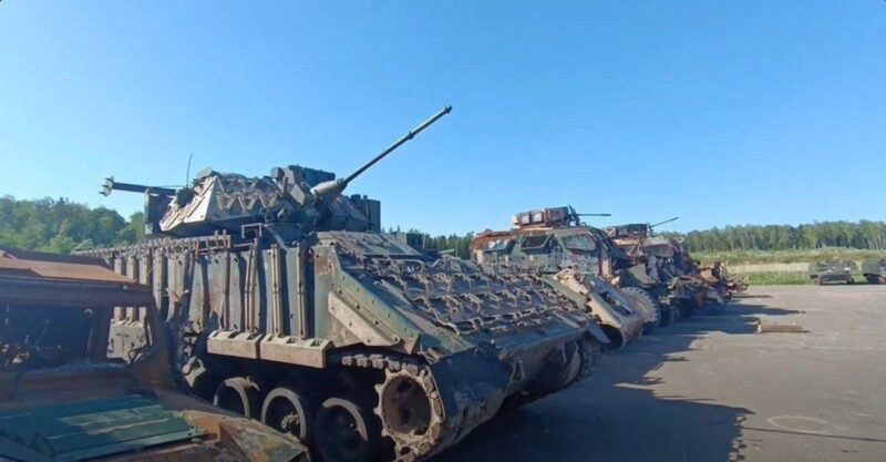 un vehicul blindat m2 bradley capturat de rusi si modificat