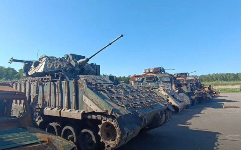 un vehicul blindat m2 bradley capturat de rusi si modificat