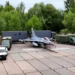 avion f-16 alaturi de baza sa mobila