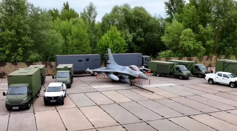 avion f-16 alaturi de baza sa mobila