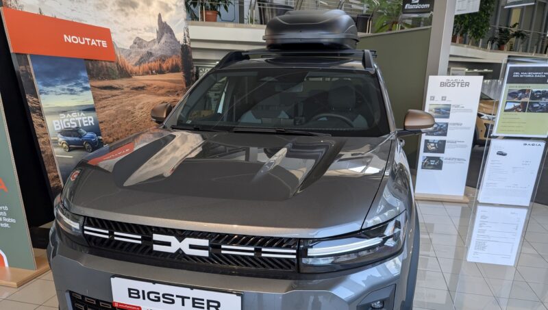 o dacia bigster intr-un showroom