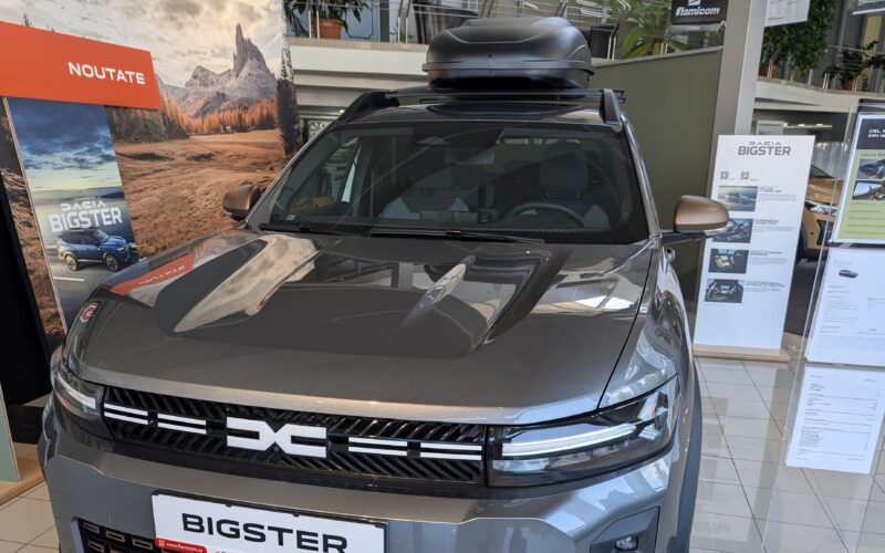 o dacia bigster intr-un showroom
