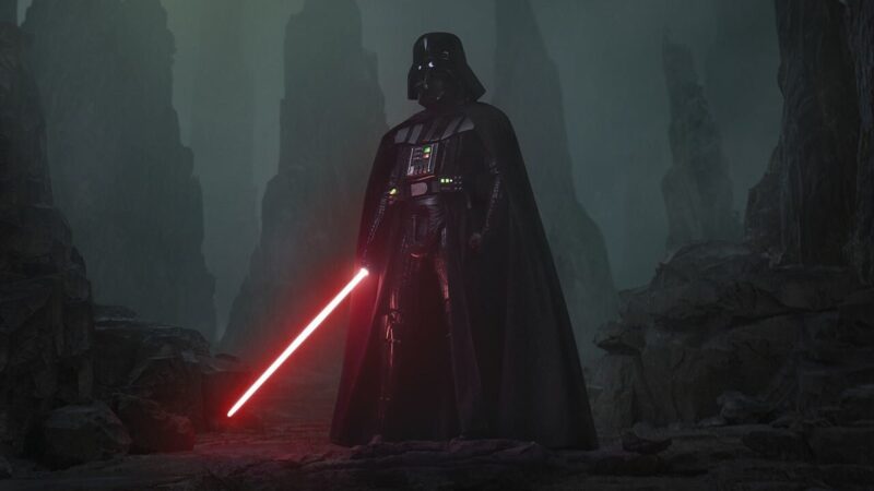 darth vader, personajul din franciza starwars tinand o sabie