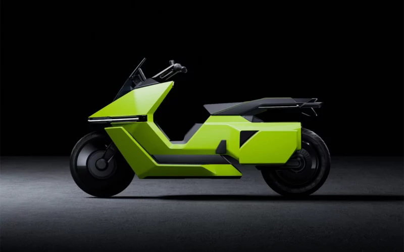 scuter electric de culoare verde fotografiat pe fundal negru