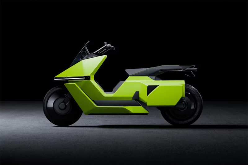 scuter electric de culoare verde fotografiat pe fundal negru