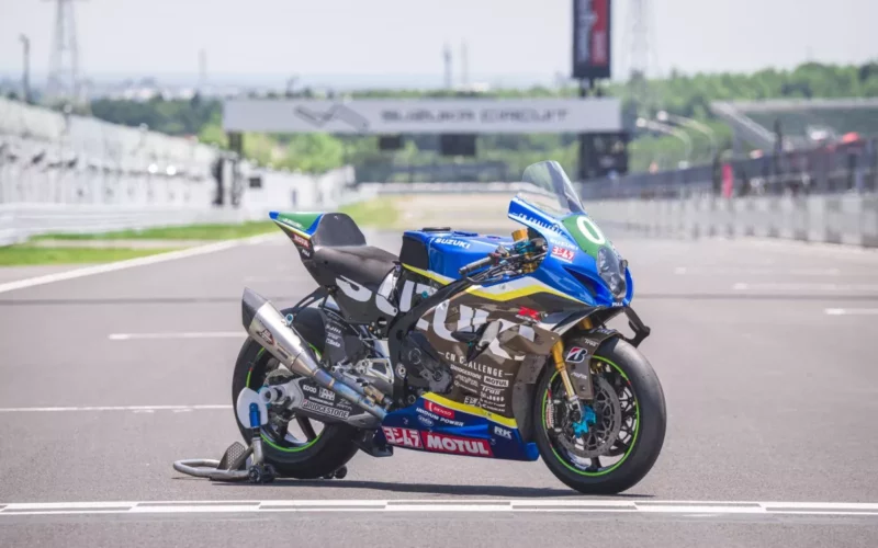 motocicleta suzuki de competitie in culoarea albastra fotografiata pe pista