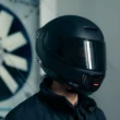 casca moto de culoare neagra cu un ventilantor in spate