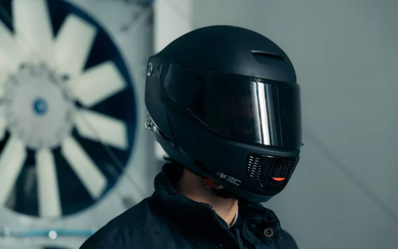 casca moto de culoare neagra cu un ventilantor in spate