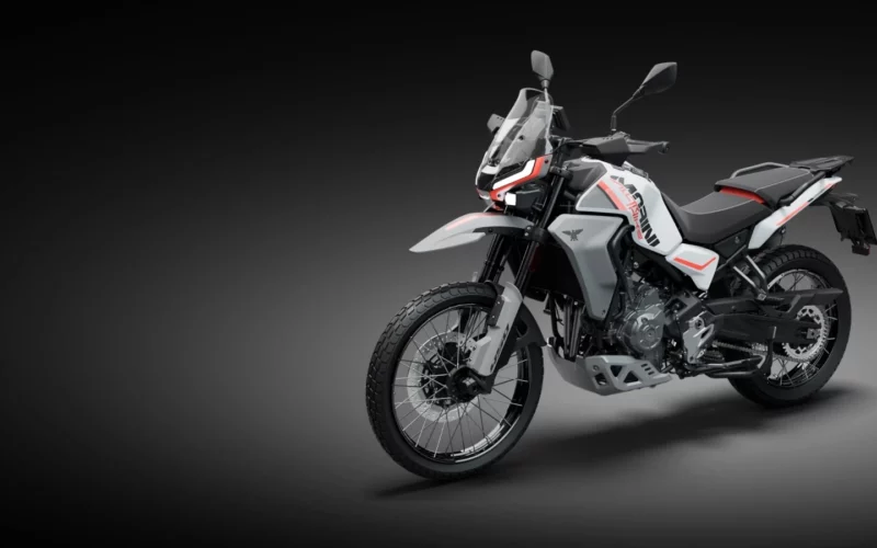 motocicleta adventure de cilindree mica