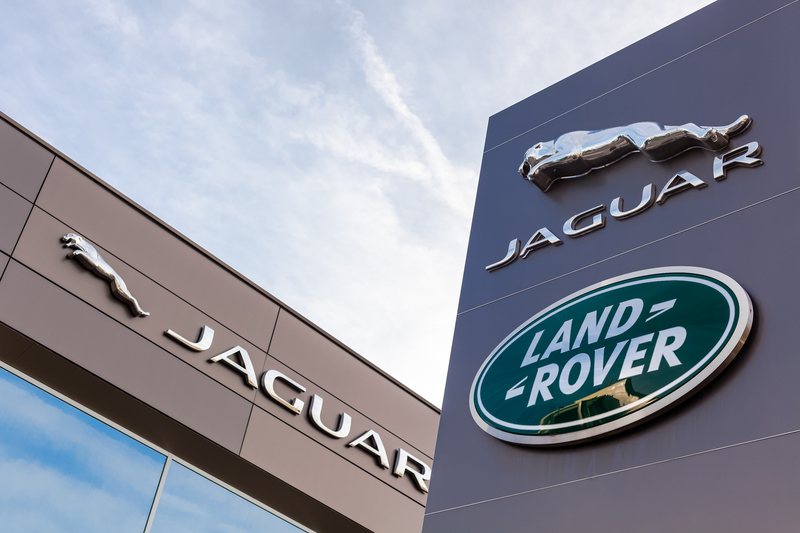 sigla celor 2 marci membre a grupului JLR