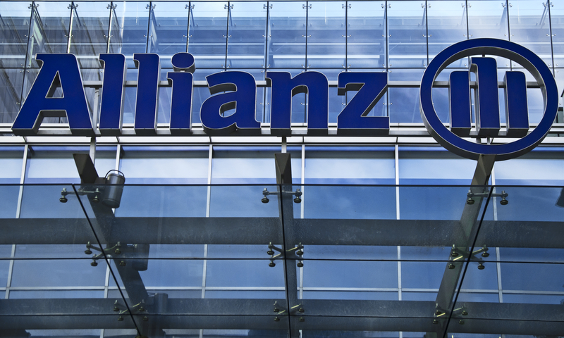 logo-ul Allianz pe o cladire