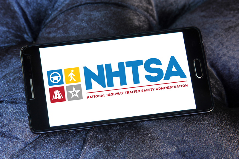 logo-ul agentiei pentru siguranta traficului din america pe un telefon