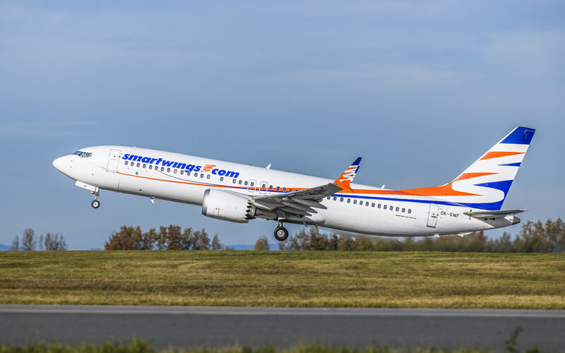 un al avion al companiei smartwings in procesul de decolare