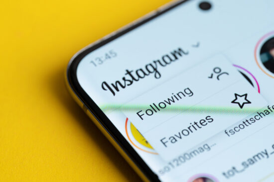 Aplicatia Instagram deschisă pe un smartphone