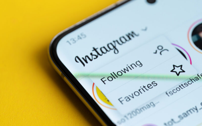 Aplicatia Instagram deschisă pe un smartphone