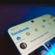 Aplicatia Facebook deschisă pe un smartphone