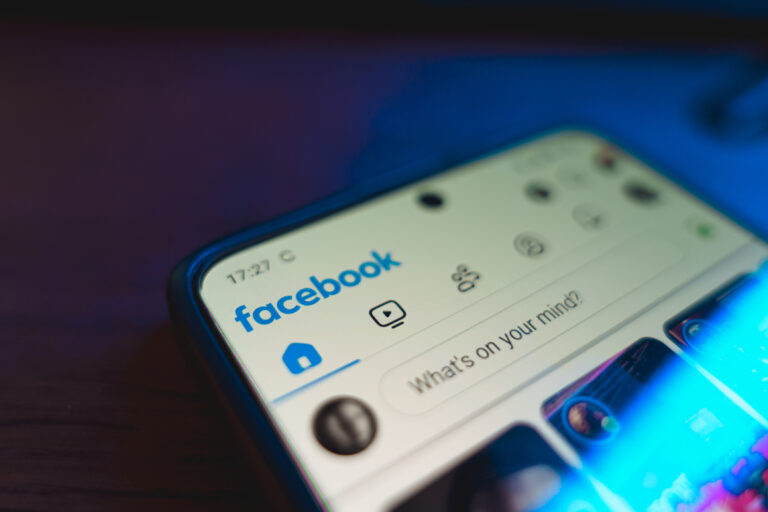 Aplicatia Facebook deschisă pe un smartphone