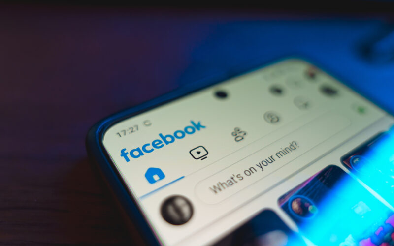 Aplicatia Facebook deschisă pe un smartphone