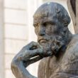 o imagine cu statuia filozofului grec, Socrate