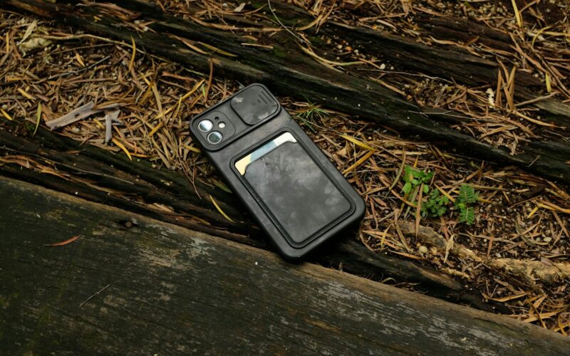 Telefon aflat lângă o cale ferată