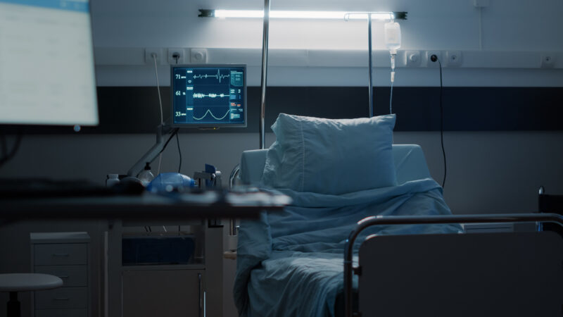 un pat dintr-un spital