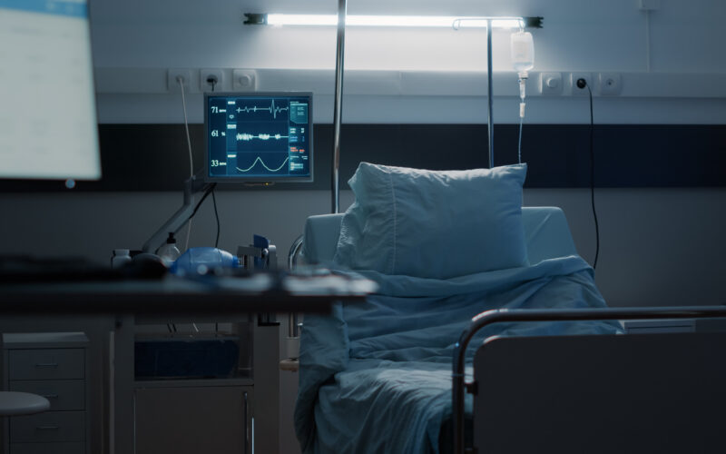 un pat dintr-un spital