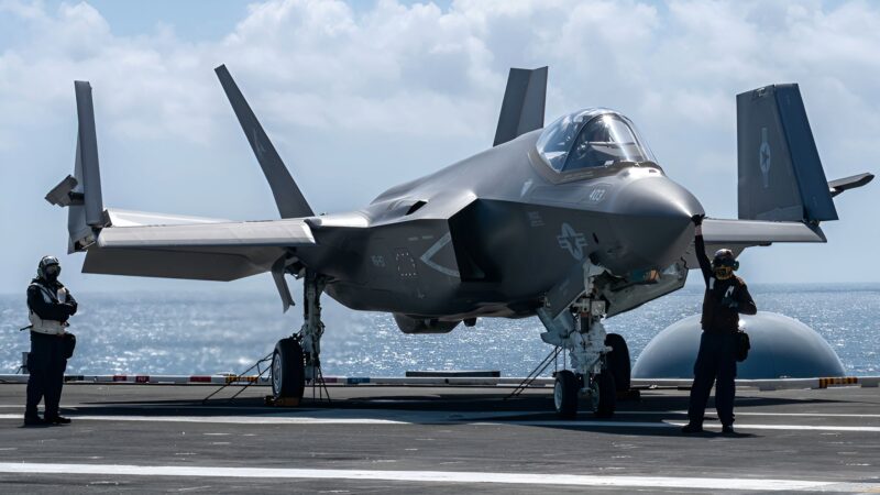 avion f-35c la bordul unui portavion