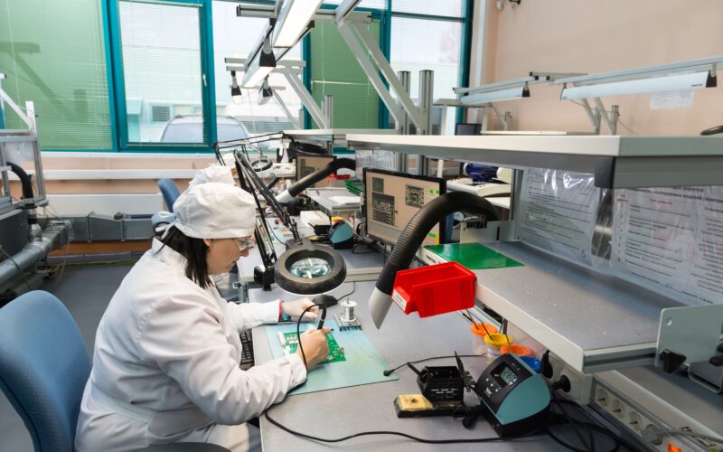 o femeie cercetator lucreaza intr-un laborator