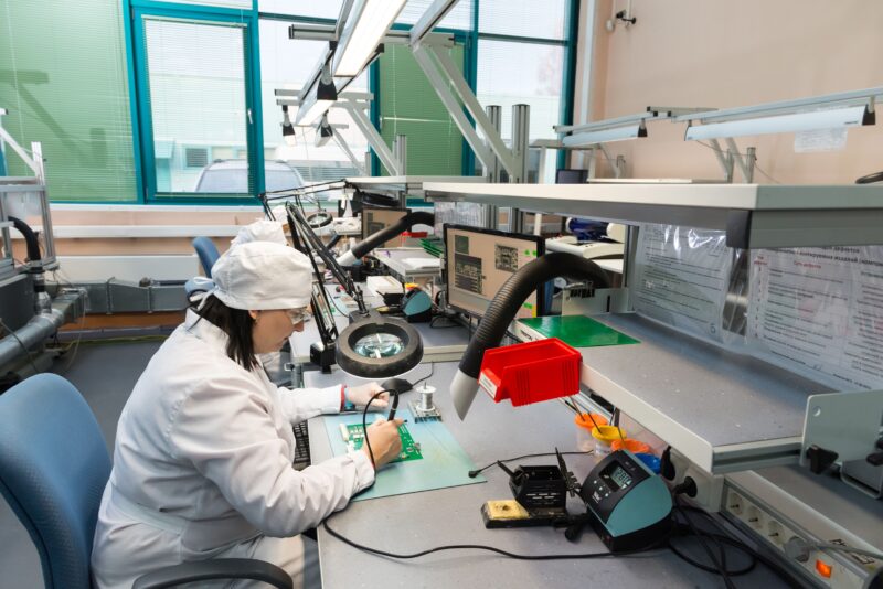 o femeie cercetator lucreaza intr-un laborator