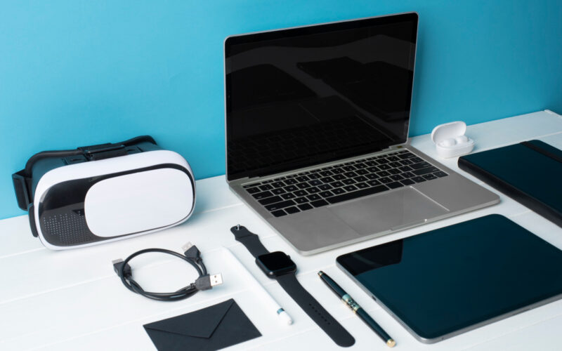 diverse gadgeturi pe un birou
