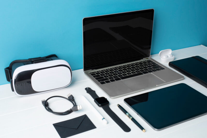 diverse gadgeturi pe un birou