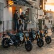 noile motociclete suzuki de tip retro fotografiate la apus in fata unei case