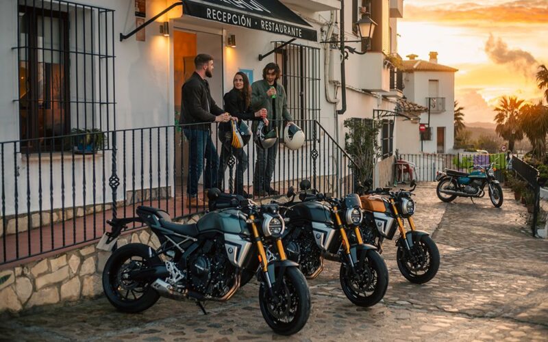 noile motociclete suzuki de tip retro fotografiate la apus in fata unei case