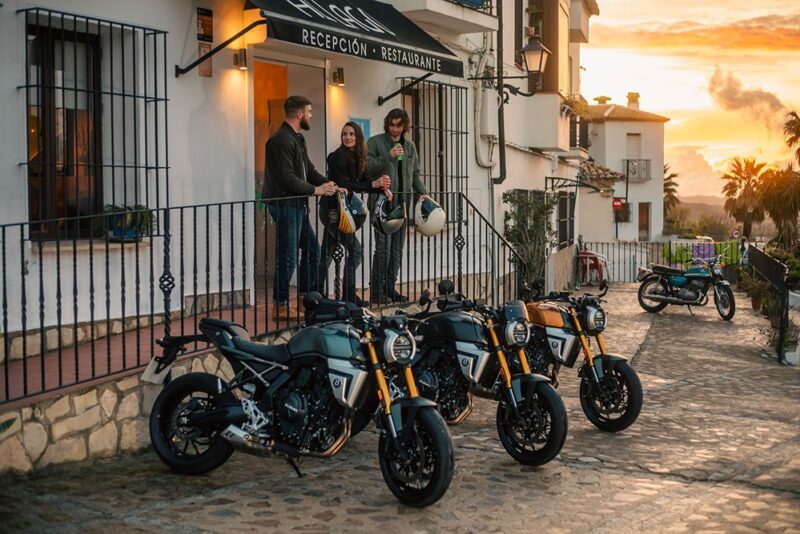 noile motociclete suzuki de tip retro fotografiate la apus in fata unei case