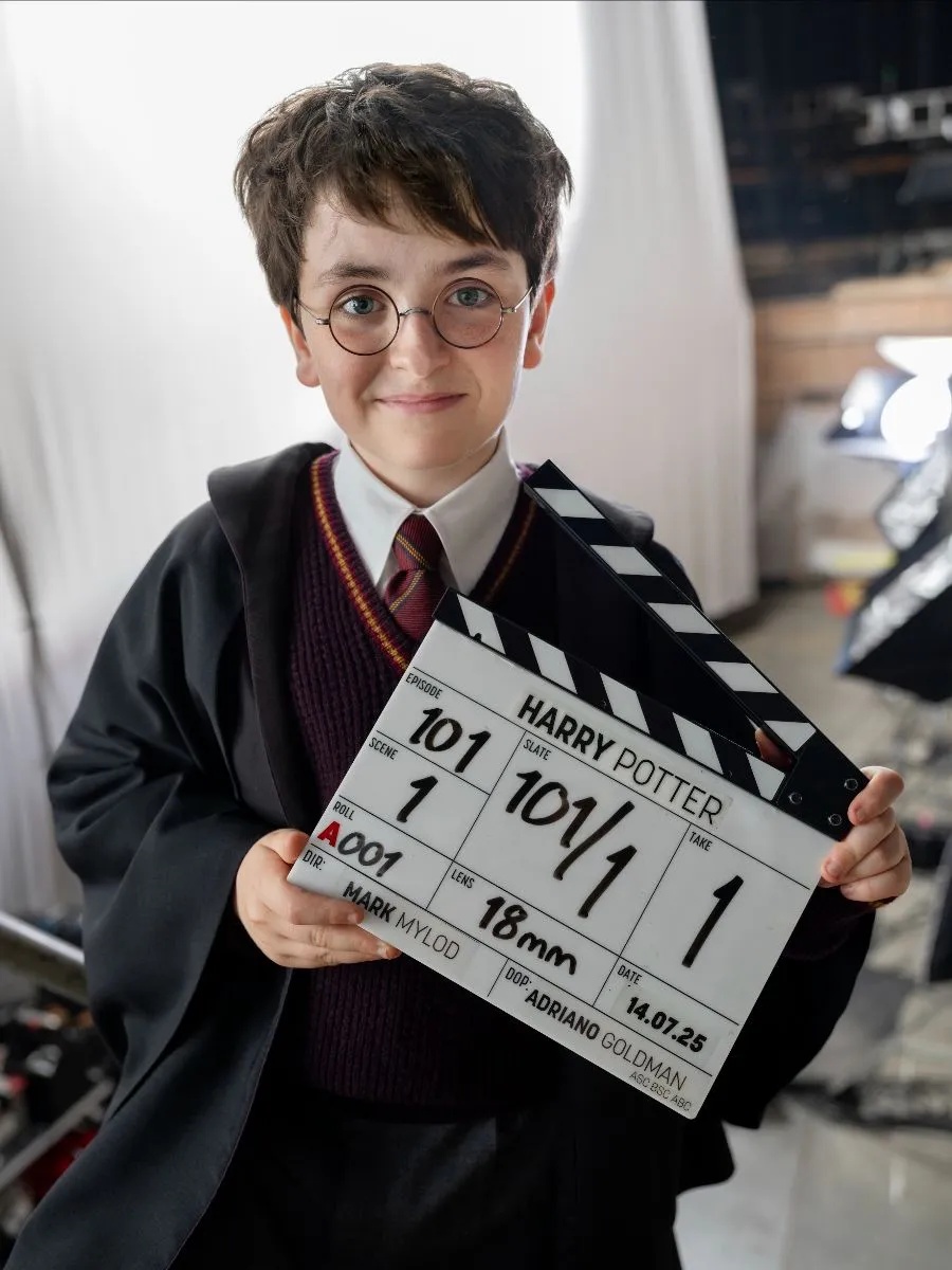 noul actor din Harry Potter care tine in mana un obiect